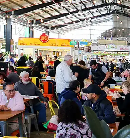 Dining and entertainment scene in Illawarra, featuring beachside cafés, multicultural cuisine, and live music venues.